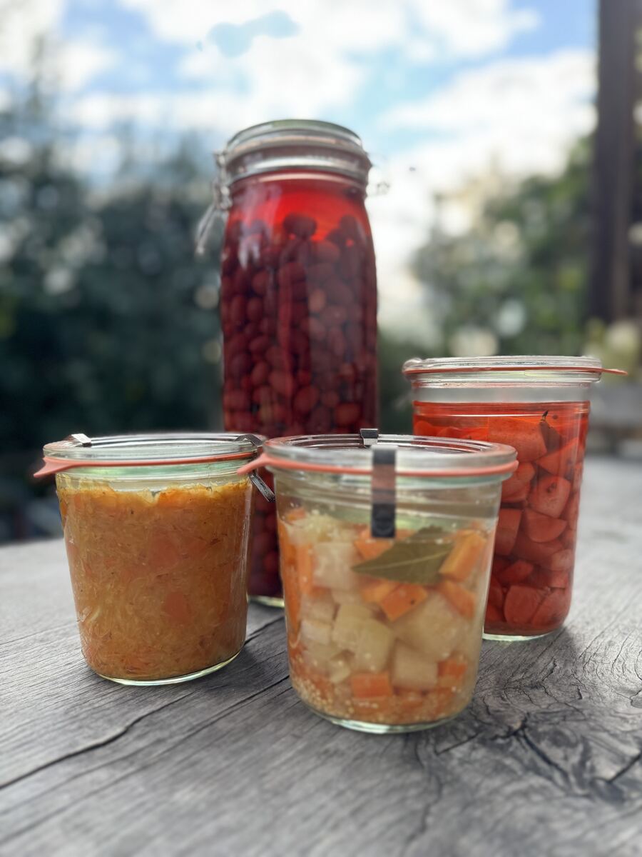 Selbst eingemachtes und fermentiertes Gemüse auf dem Gartentisch